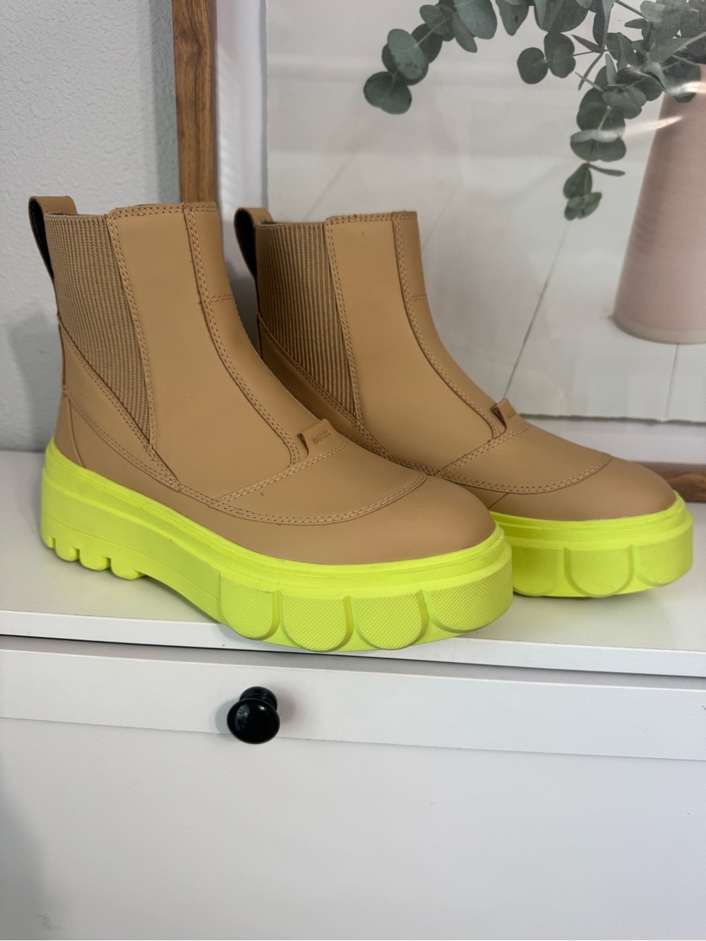 SOREL Women’s Waterproof Chelsea Boots Size 10 Tan Neon Green Chunky Sole